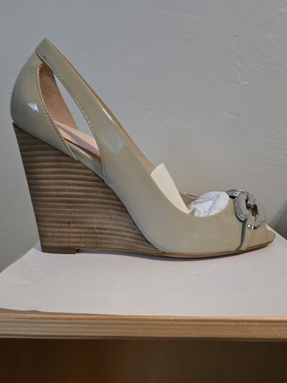 Vintage Coach Beige Patent Leather Peep-Toe Pumps with Silver Accent 6s - Picture 7 of 11